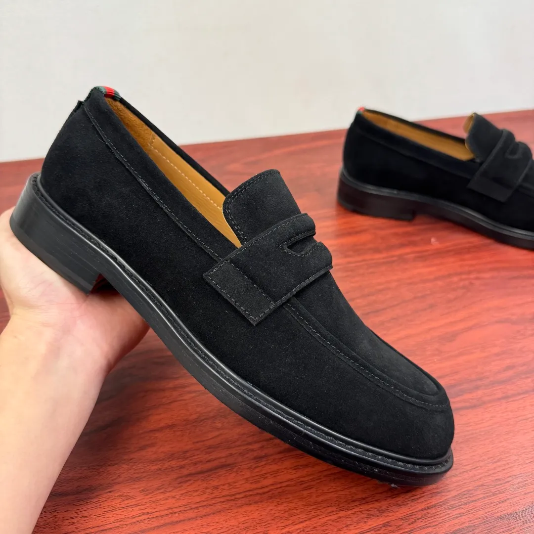 Batch 980 Gucci/Gucci new men's solid color leather loafers! These elegant loafers are crafted from soft suede calfskin and are available in two styles. The upper is decorated with genuine leather buckles, adding low-key and unique logo pattern elements. Simple style design. Classic European and American last style. Standard style. Red and green webbing decoration on the heel embellishes brand style details. Select high-quality leather, look at the details for textured workmanship, dyed calfskin lining, uniform and delicate pores, soft and comfortable. Thickened leather outsole, composite rubber bottom sheet at the heel, excellent foot comfort, wear-resistant and non-slip, the first choice for light luxury, versatile for footwear, and comes with a full set of packaging! Size: 39-40-41-42-43-44 leather shoe size (38.45.46 can be customized) Item number: 812168 Suede black